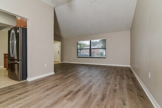 336 Shorewood Dr in Tavares, FL - Foto de edificio - Building Photo