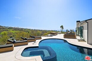 6326 Trancas Canyon Rd in Malibu, CA - Building Photo