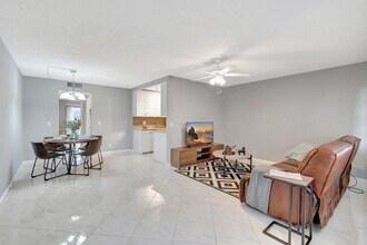 3031 Cornwall B in Boca Raton, FL - Building Photo - Building Photo