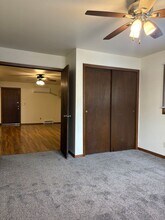 4651 GOVERNORS DR in Rockford, IL - Building Photo - Interior Photo