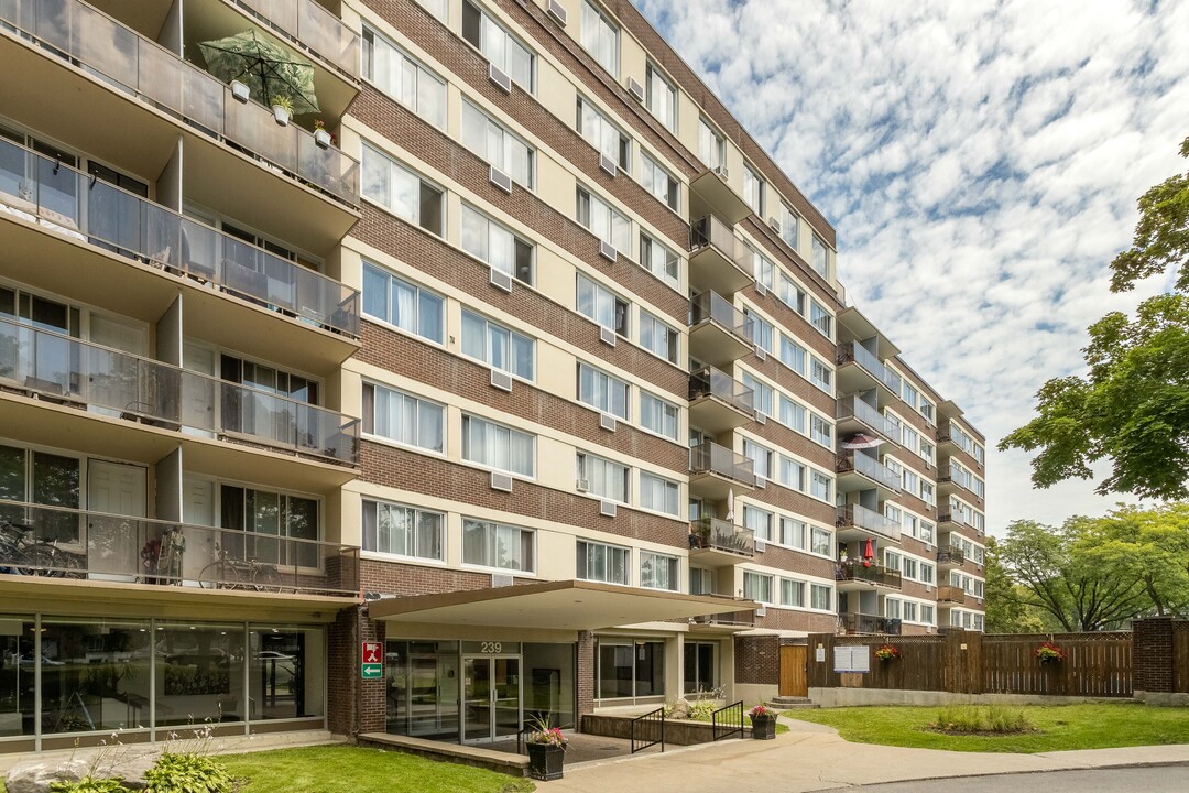 La Residence Deguire in Montréal, QC - Building Photo