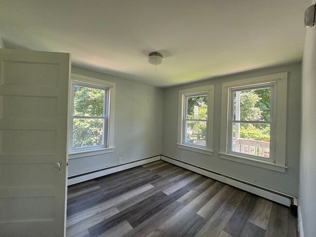 17 Sullivan St in Newport, NH - Foto de edificio - Building Photo
