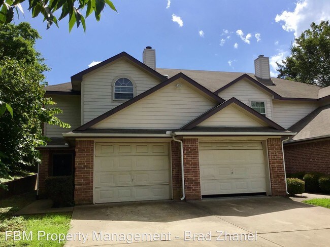 701 N Clay St in Ennis, TX - Building Photo - Building Photo