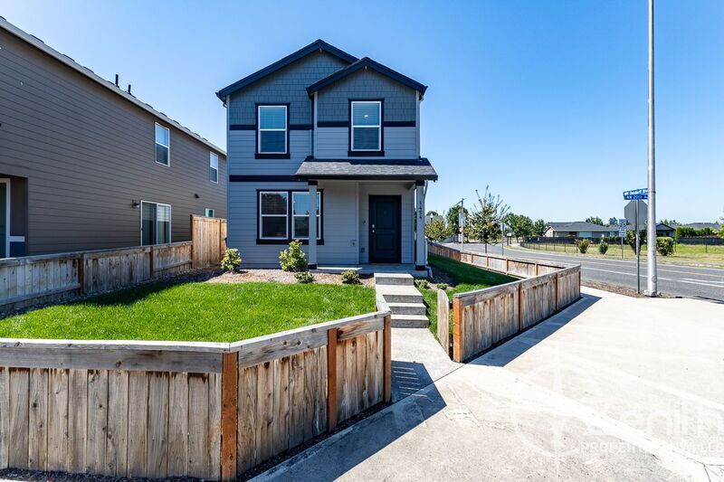 1454 NW 20th Ave in Battle Ground, WA - Foto de edificio