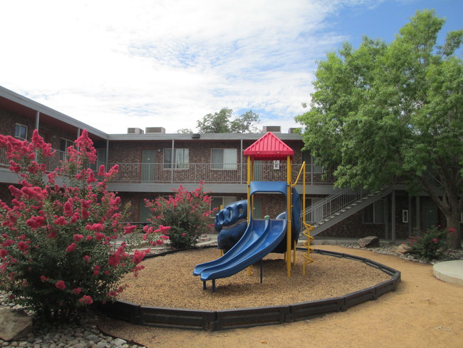 La Hacienda Apartments in Belen, NM - Foto de edificio - Building Photo