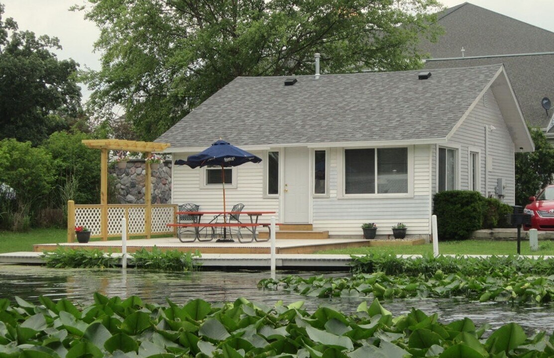 1205 S N Channel Dr in Syracuse, IN - Building Photo