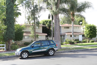 7253-7255 Jordan Ave in Canoga Park, CA - Foto de edificio - Building Photo