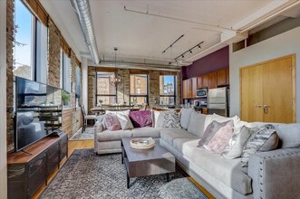 1701 NE Madison St in Minneapolis, MN - Foto de edificio - Building Photo