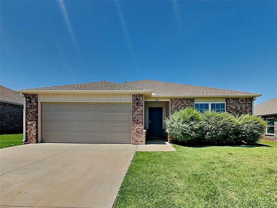 2045 W Hunters Springs Way in Mustang, OK - Building Photo