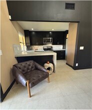 6259 NW 171st St in Hialeah, FL - Foto de edificio - Building Photo