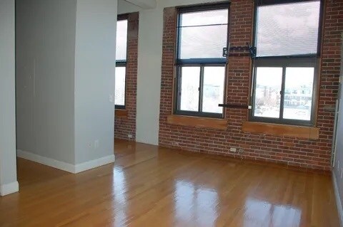320 W 2nd St, Unit 303 in Boston, MA - Foto de edificio