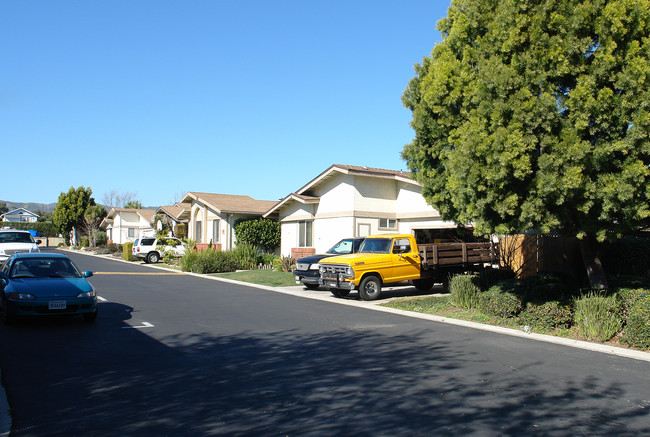 1025 Cachuma Ave in Ventura, CA - Foto de edificio - Building Photo