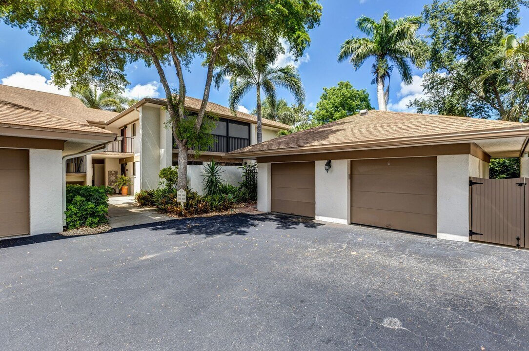 528 Retreat Dr in Naples, FL - Building Photo