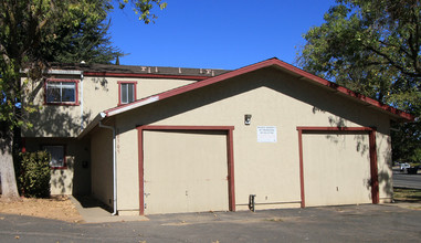 10301 Mills Station Rd in Rancho Cordova, CA - Foto de edificio - Building Photo