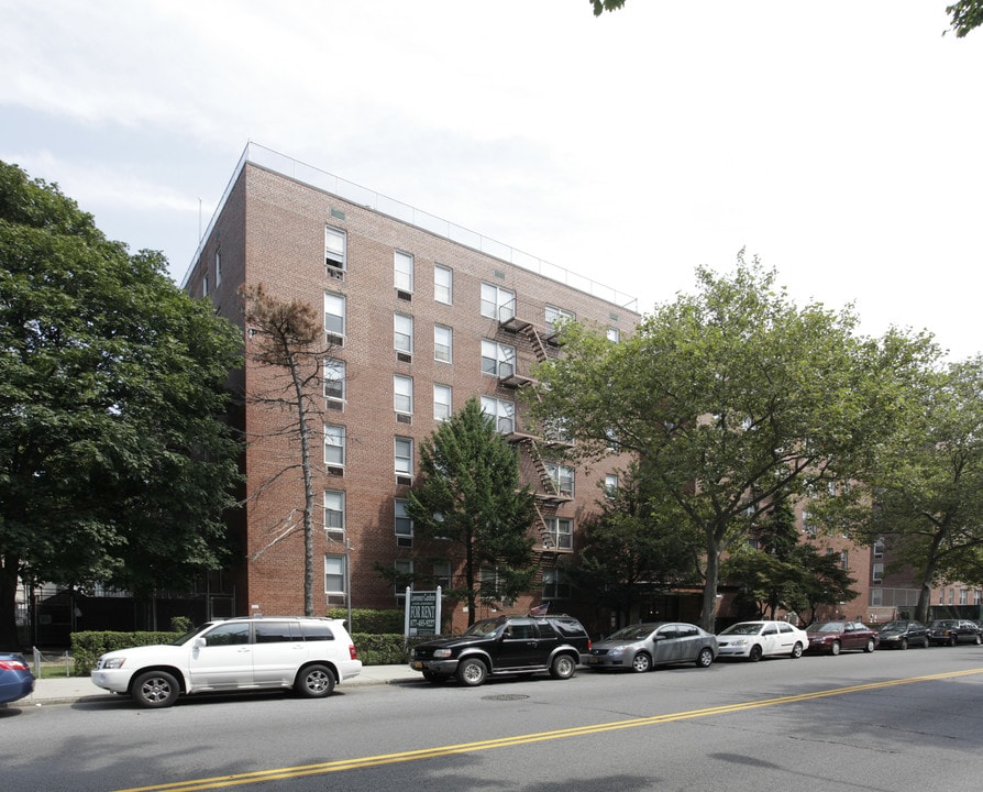 Lawrence Gardens in Brooklyn, NY - Foto de edificio