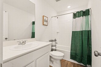 9502 Brookside Point Dr in Baytown, TX - Foto de edificio - Building Photo