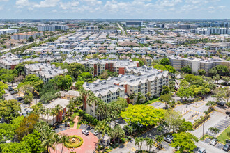 Las Vistas At Doral in Doral, FL - Foto de edificio - Building Photo