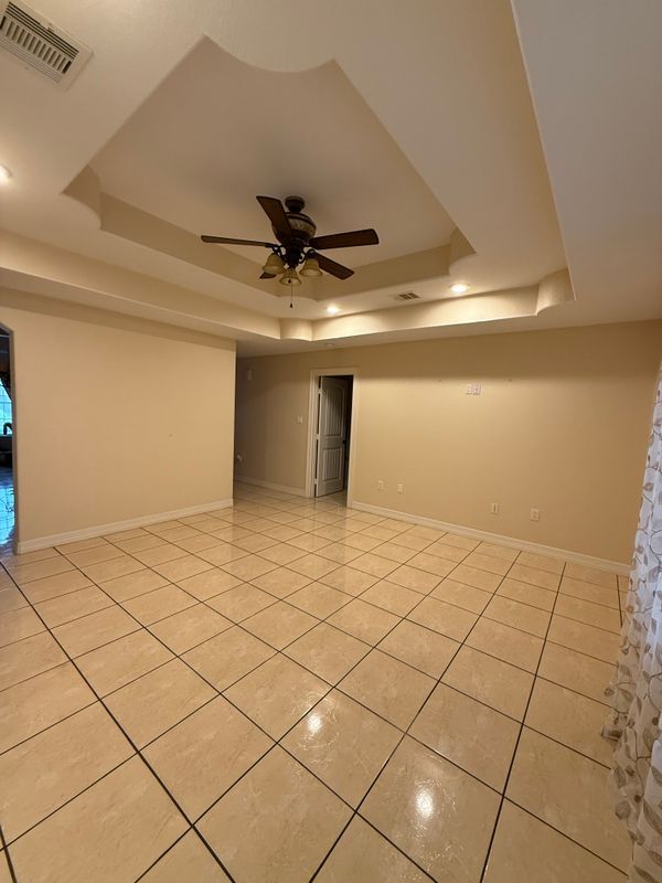 318 Manor Ave in Arcola, TX - Foto de edificio - Building Photo