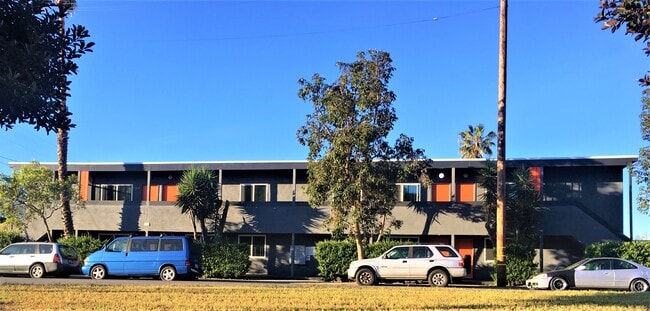 5366 San Vicente Blvd, Unit 1 in Los Angeles, CA - Foto de edificio - Building Photo