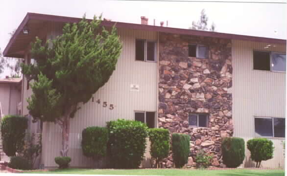 University Manor Apartments in Riverside, CA - Foto de edificio - Building Photo