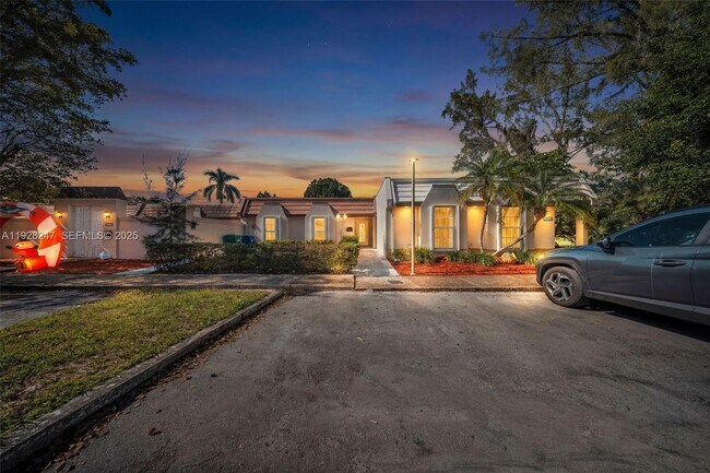 7417 Twin Sabal Dr in Miami Lakes, FL - Building Photo - Building Photo