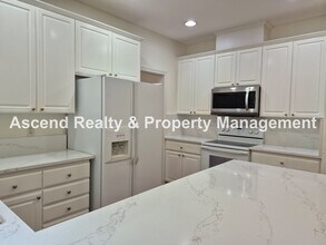 17359 Ashley Ct in Lake Oswego, OR - Building Photo - Building Photo