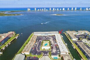 110 Shore Ct in North Palm Beach, FL - Building Photo