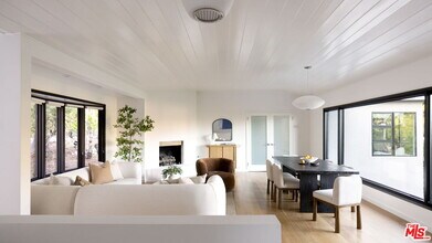 5692 Holly Oak Dr in Los Angeles, CA - Building Photo - Building Photo