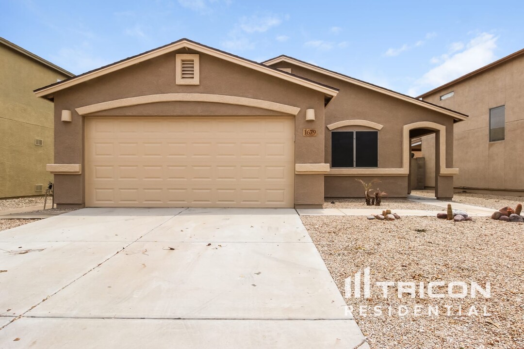 1679 E Desert Rose Trail in San Tan Valley, AZ - Foto de edificio