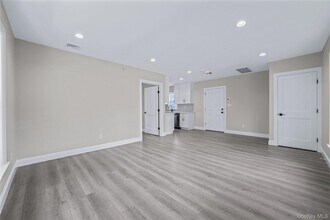 110 School St, Unit 8 in Glen Cove, NY - Building Photo - Building Photo