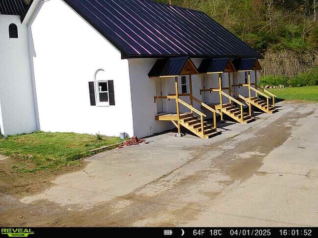 143 Ferguson Ln in Pikeville, KY - Foto de edificio - Building Photo