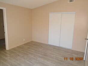 319 E Nugent St in Lancaster, CA - Foto de edificio - Building Photo