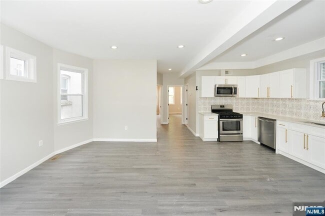 23 Bayview Ave in Jersey City, NJ - Building Photo - Building Photo