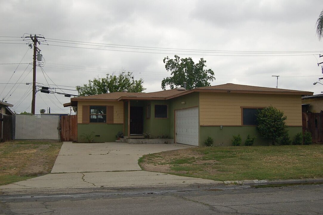 251 E Ramona Dr in Rialto, CA - Building Photo