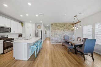 904 View Dr in Andice, TX - Building Photo - Building Photo