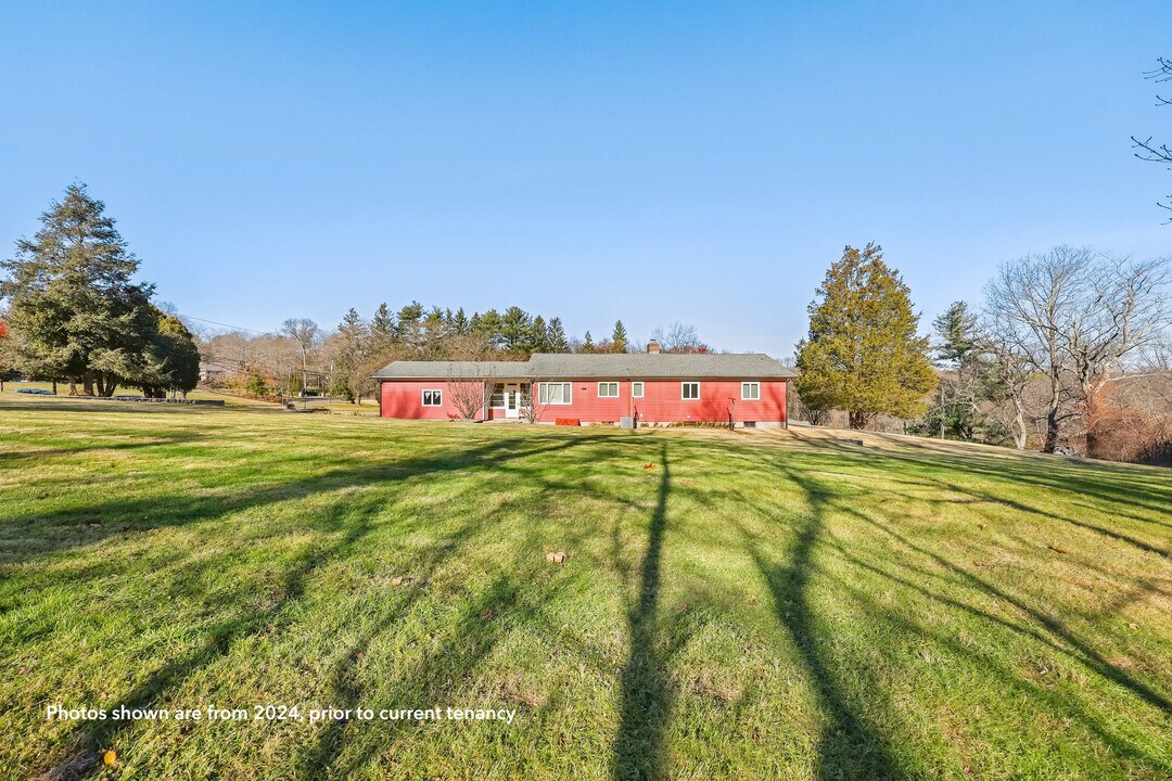 67 Barclay Dr in Stamford, CT - Building Photo