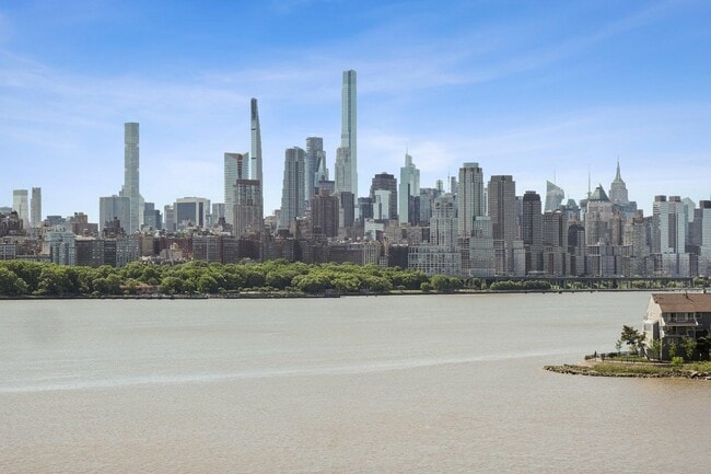 3 Somerset Ln in Edgewater, NJ - Building Photo - Building Photo
