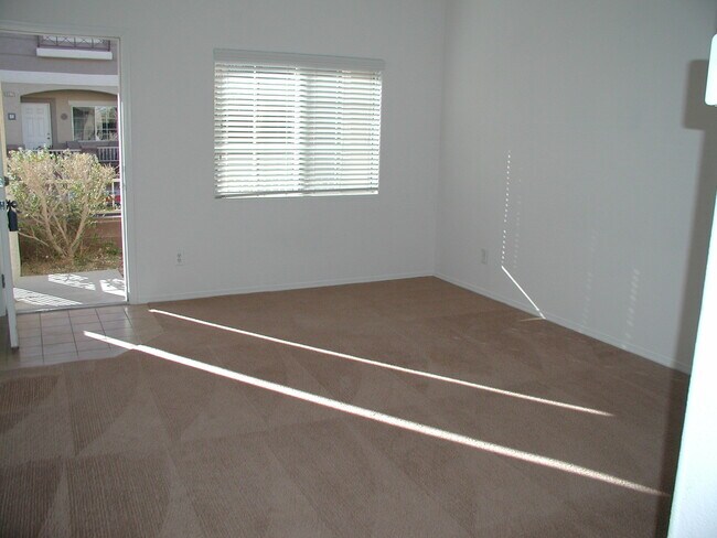 10516 Soneto Creek Ct in Las Vegas, NV - Building Photo - Building Photo