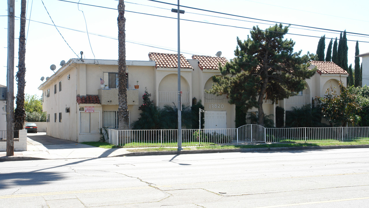 Sherman Way Apartments in Van Nuys, CA - Building Photo