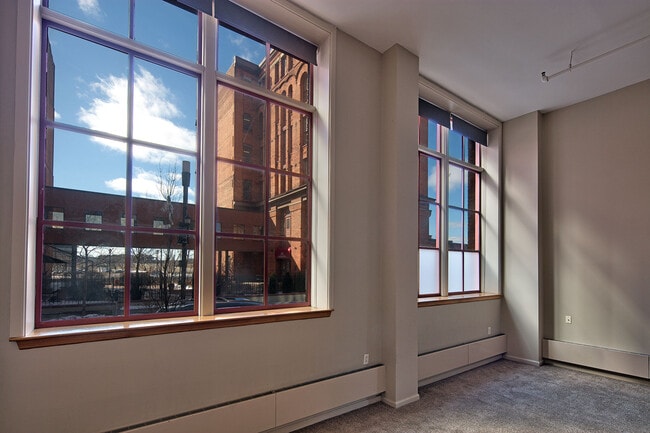 Water Street Commons in Rochester, NY - Foto de edificio - Building Photo