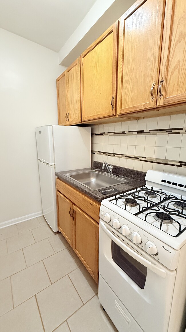 843 W Sheridan Rd, Unit 202 in Chicago, IL - Building Photo - Building Photo