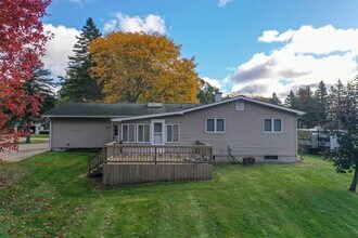 5151 Blossom Dr in Flushing, MI - Building Photo - Building Photo