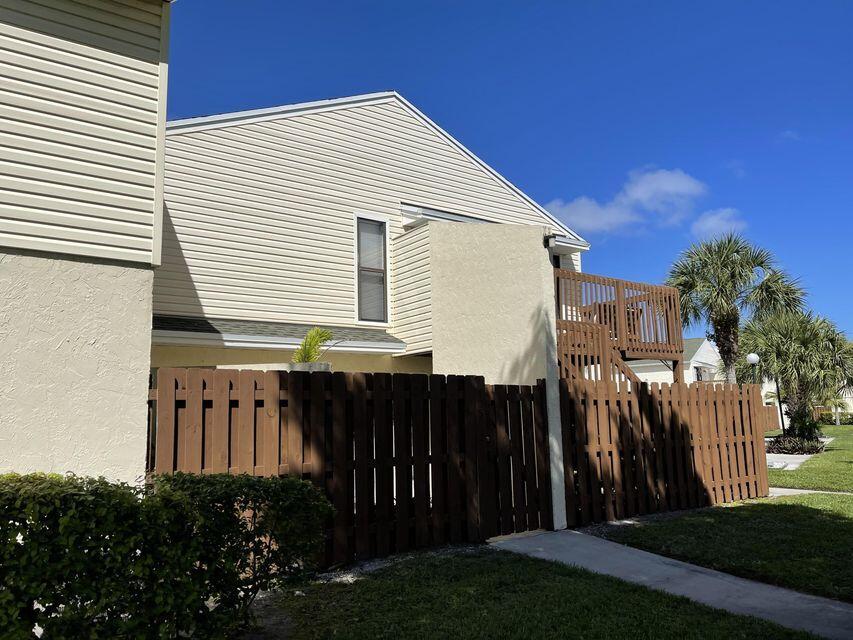 639 Executive Center Dr in West Palm Beach, FL - Building Photo