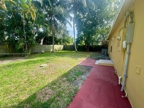 15211 NE 10th Ave in North Miami Beach, FL - Building Photo - Building Photo