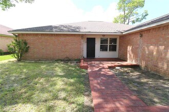 13011 Benford Dr in Houston, TX - Foto de edificio - Building Photo