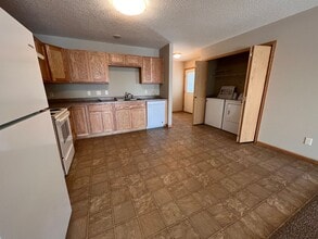 1563 Gunston Dr, Unit Gunston in New Richmond, WI - Building Photo - Building Photo