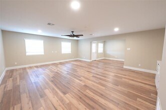 2106 S Colorado St in Lockhart, TX - Building Photo - Building Photo