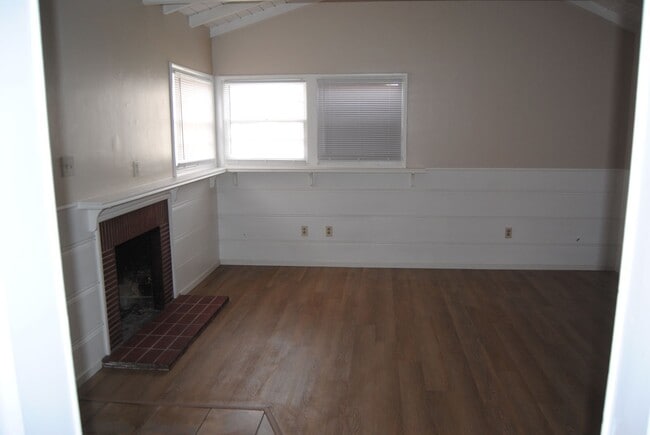 40 Myrtle St in Bakersfield, CA - Foto de edificio - Building Photo