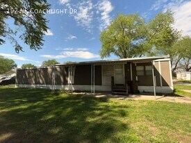 192 Coachlight Dr in Topeka, KS - Building Photo