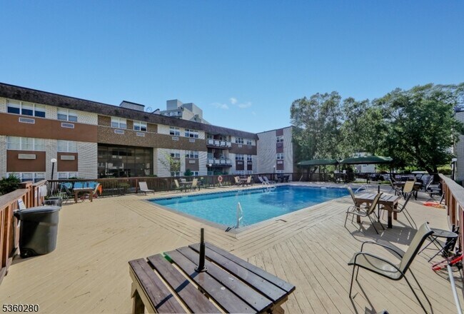 1111 River Rd in Edgewater, NJ - Building Photo - Building Photo